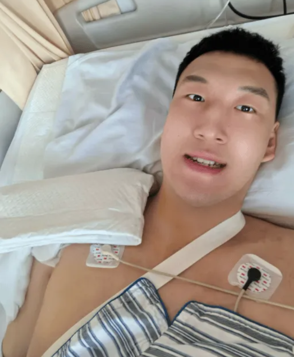 金年会体育贝尔萨定妆照看向地面引争议，博主：因为他觉得自己不是模特