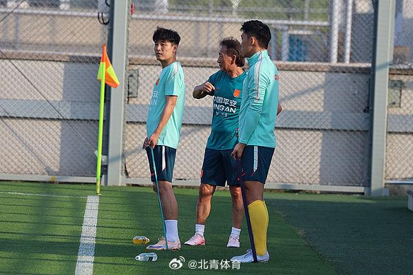 记者：费内巴切仍在和曼城谈阿克转会费，预计700万+150万镑