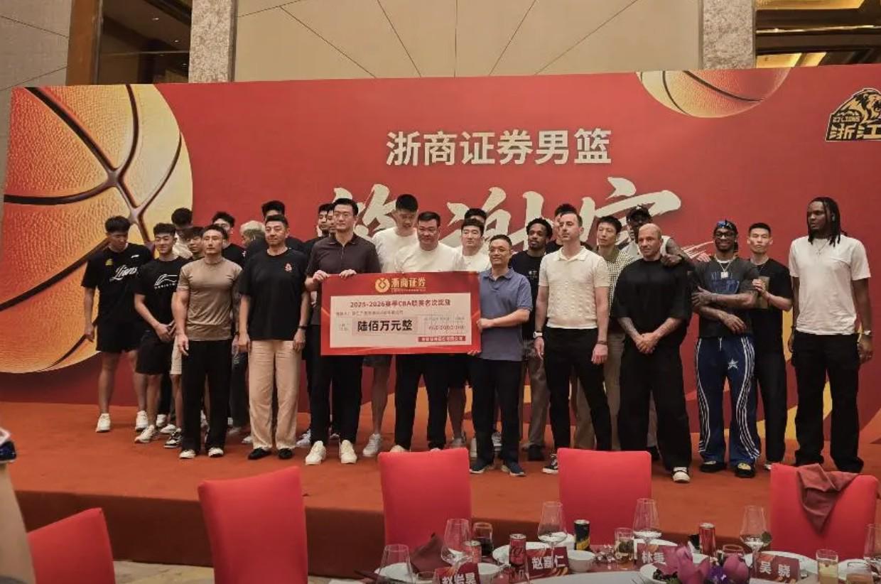 痛失好局,瑞士主帅雅金在球队被卡塔尔绝平后怒摔水瓶