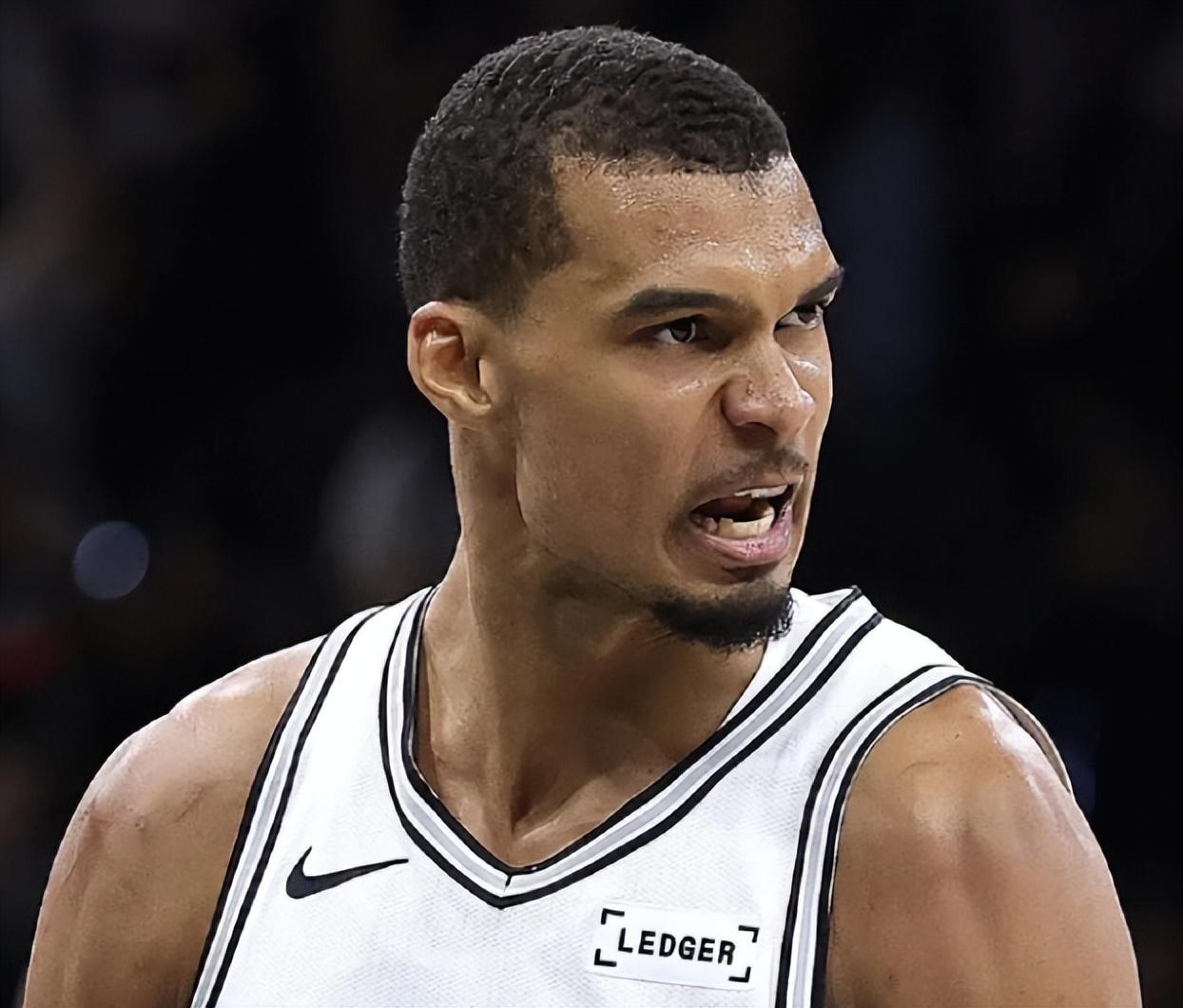 曼晚：加斯科因当年为钱拒曼联选热刺结果后悔终身，M费要注意了