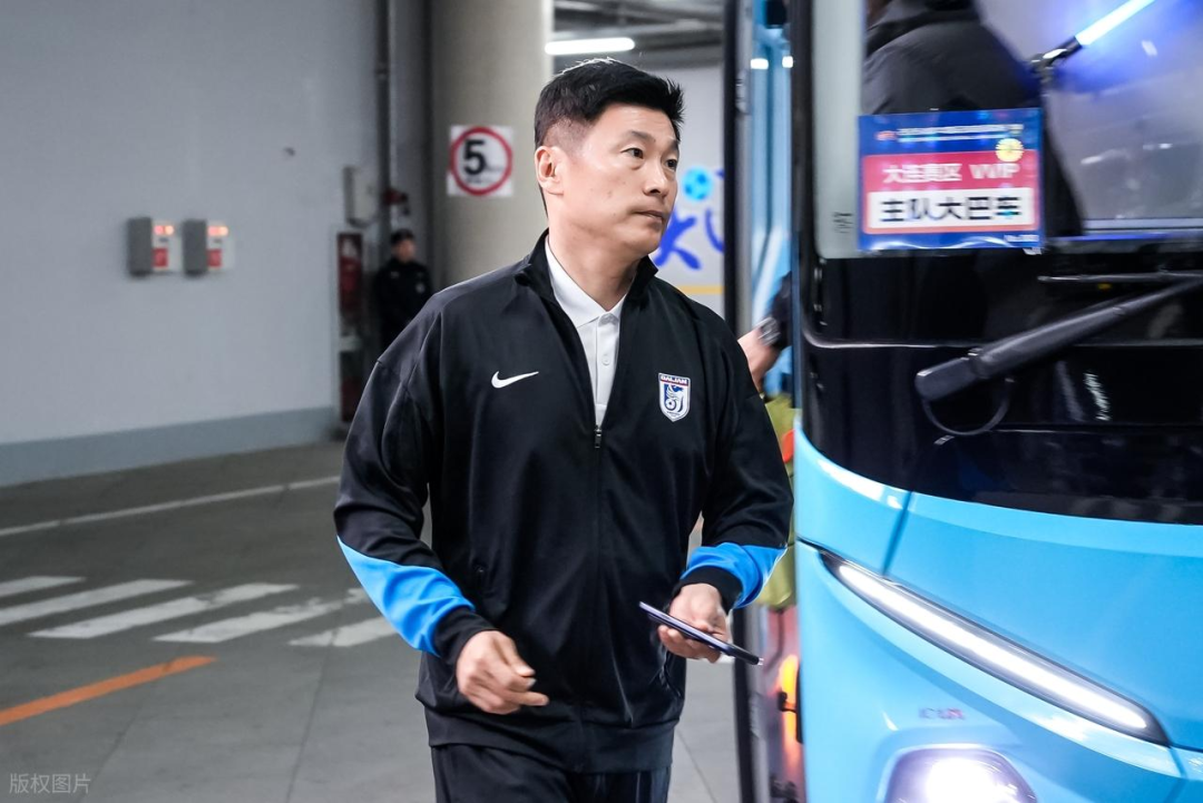 饿了？拉门斯被拍到在比利时替补席啃苹果