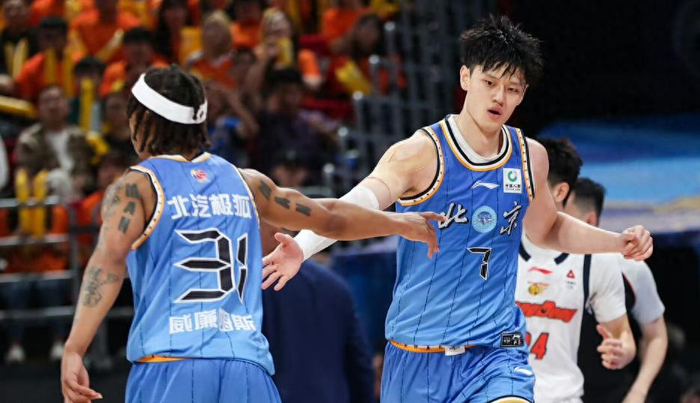 饿了？拉门斯被拍到在比利时替补席啃苹果