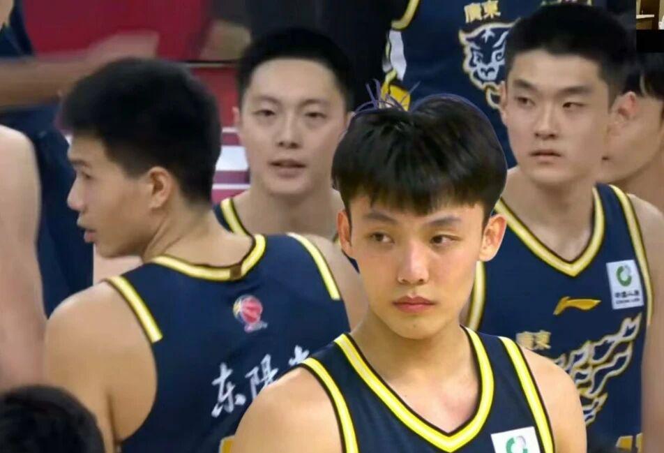 文班19+14+5封盖,哈珀比肩2传奇带不动双枪,马刺1