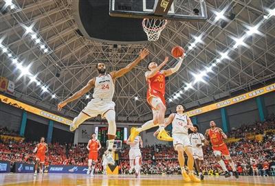 金年会体育马刺主帅谈福克斯被批评:我不看社媒也不在乎,对他有100%信心