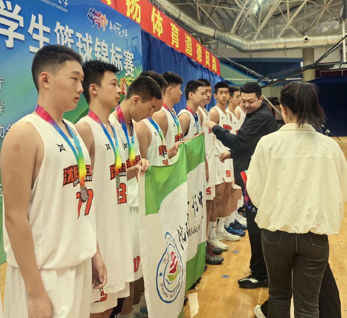 金年会体育绝妙,湖人队新阵容被NBA评论员比尔·西蒙斯起绰号“Snowtime”