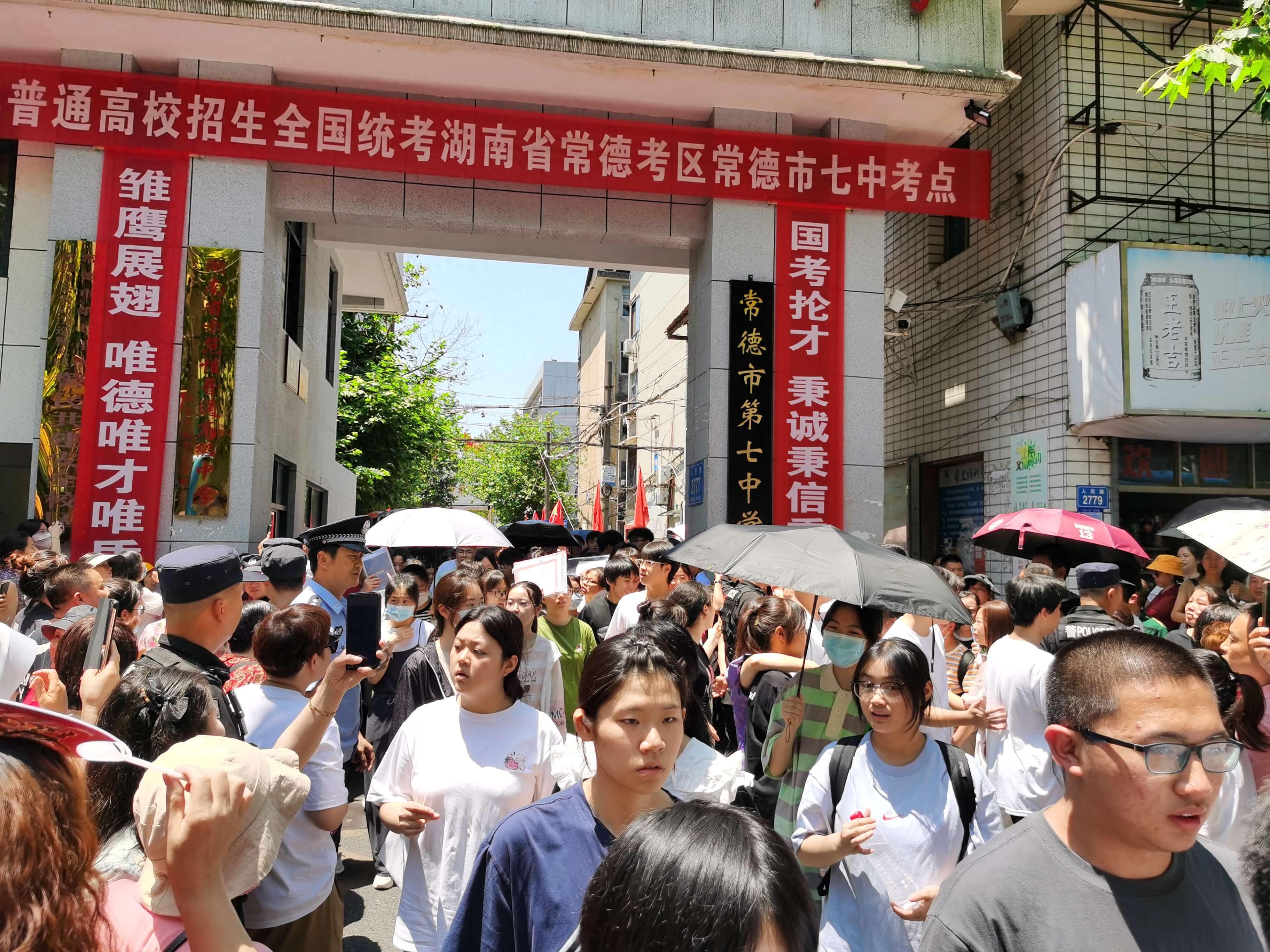 布伦森45分FMVP尼克斯时隔53年夺得总冠军，文班孤掌难鸣