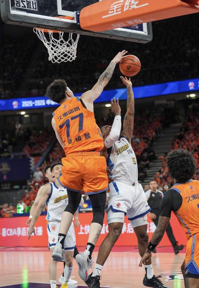 NBA总决赛战报:福克斯一级恶犯!马刺16分优势变3分,卡斯尔7中0