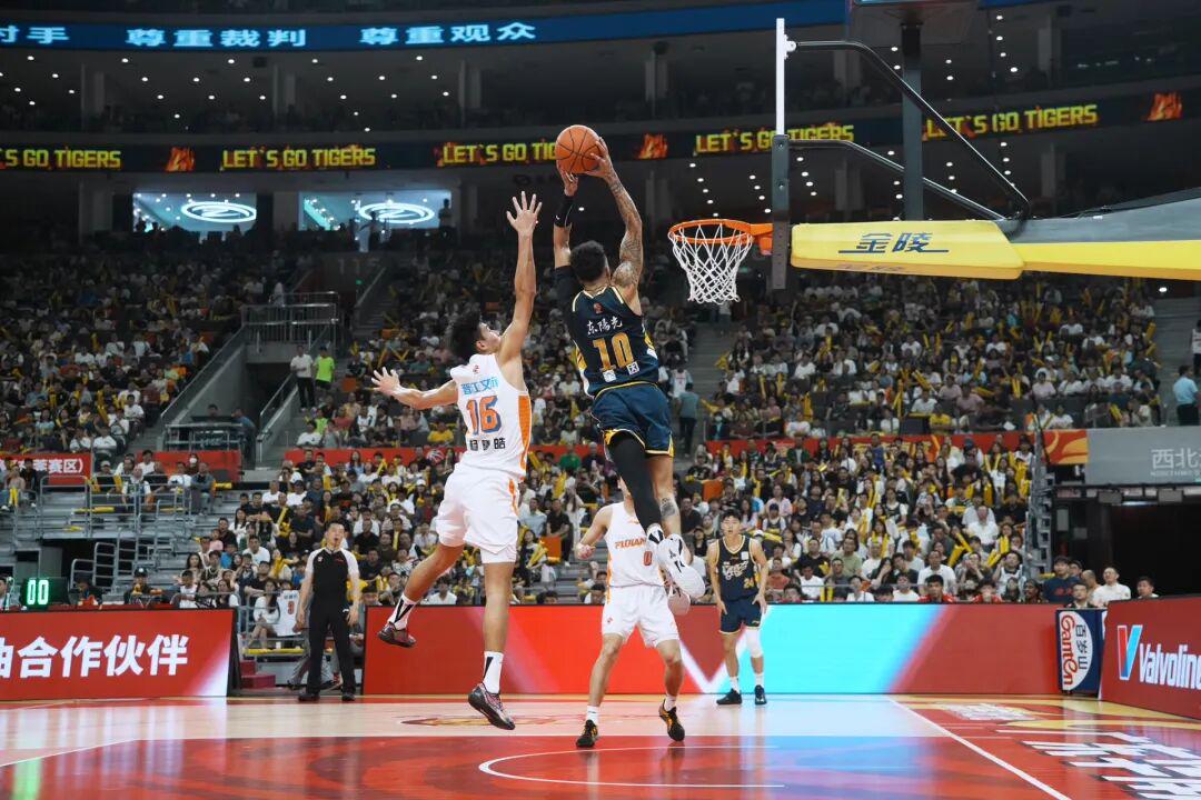 突发!福克斯取关马刺,字母哥交易倒计时,快船计划追求FMVP