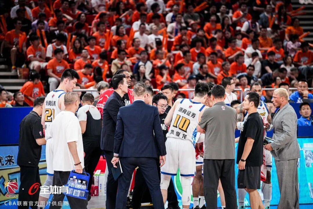 金年会体育布伦森独扛45分!尼克斯时隔53年再捧NBA总冠军奖杯