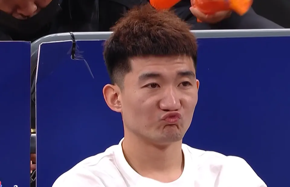 饿了?拉门斯被拍到在比利时替补席啃苹果