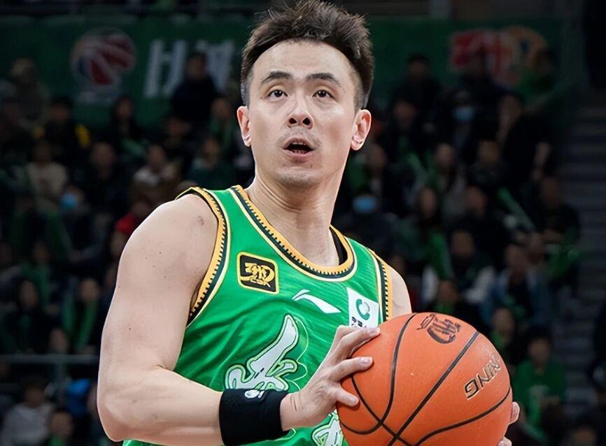 痛失好局,瑞士主帅雅金在球队被卡塔尔绝平后怒摔水瓶